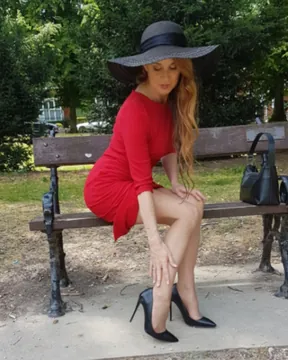 Heels, &amp; hosiery outdoors with Sharon의 OnlyFans 프로필 사진